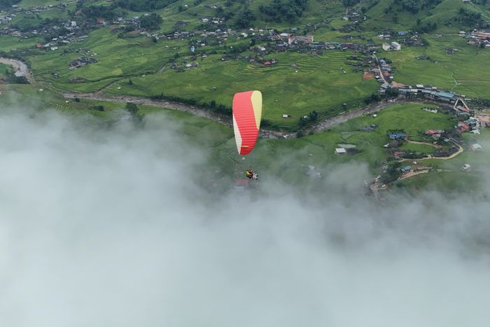 Biển mây mờ ảo trong một chuyến bay dù lượn ở Sa Pa.