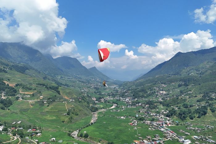 Biển mây, núi và thung lũng cùng xuất hiện trong một chuyến bay dù lượn ở Sa Pa.