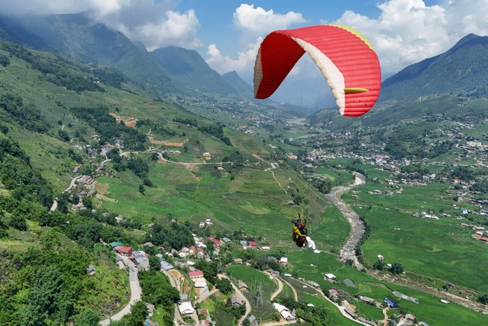 Du khách quốc tế bay dù lượn, ngắm toàn cảnh thung lũng Mường Hoa.
