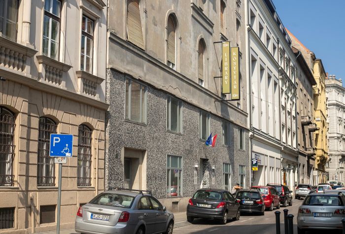Tọa lạc tại số 11 Molnár utca, trung tâm Budapest, National Library of Foreign Literature (Thư viện Ngoại văn Quốc gia) là một trong những thư viện chuyên ngành đặc biệt của Hungary, tập trung vào văn học, ngôn ngữ và các tài liệu bằng tiếng nước ngoài. Thư viện hiện nằm trong một công trình được xây dựng từ năm 1897, được xếp vào nhóm các tòa nhà có giá trị di sản tại Budapest.