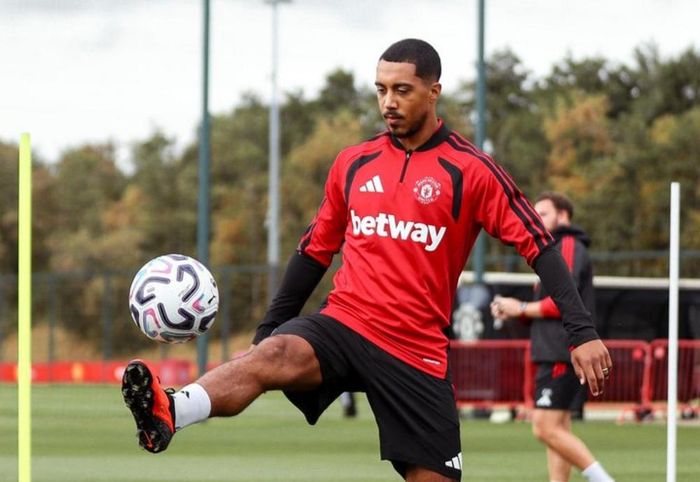  Tielemans được kỳ vọng chia sẻ gánh nặng sáng tạo với Bruno Fernandes. Ảnh: X/Manchester United. 