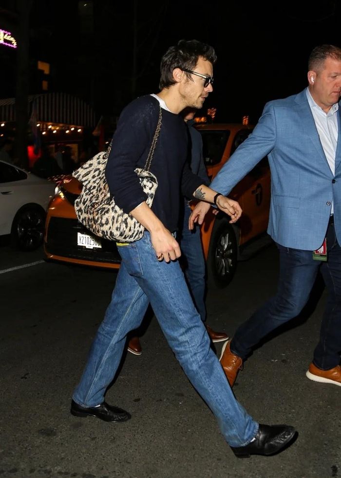 Đầu năm nay, những ngôi sao như Harry Styles, Bad Bunny, Jacob Elordi hay Patrick Schwarzenegger đã nhiều lần xuất hiện với túi cầm tay hoặc những mẫu túi da rộng rãi. Trong giới thể thao, Shai Gilgeous-Alexander cũng là một trong những gương mặt nổi bật với sở thích sưu tầm túi. Tủ đồ của ngôi sao NBA có nhiều mẫu Louis Vuitton Speedy và một chiếc Hermes Kelly màu đen. Ảnh: Backgrid.
