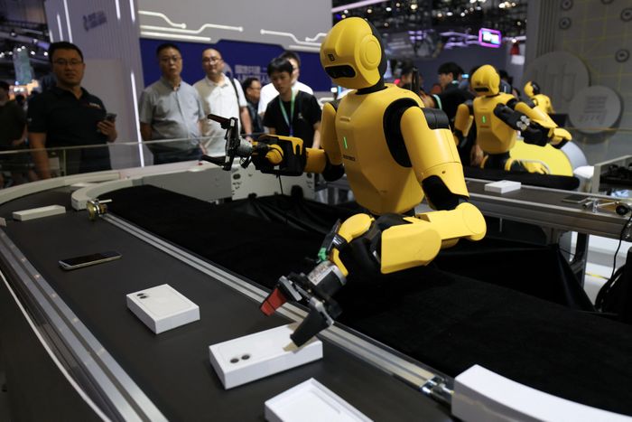 Các robot hình người thực hiện các thao tác trong đời sống và nhà máy tại Hội nghị Robot thế giới ở Bắc Kinh ngày 19/8. Ảnh: Reuters.
