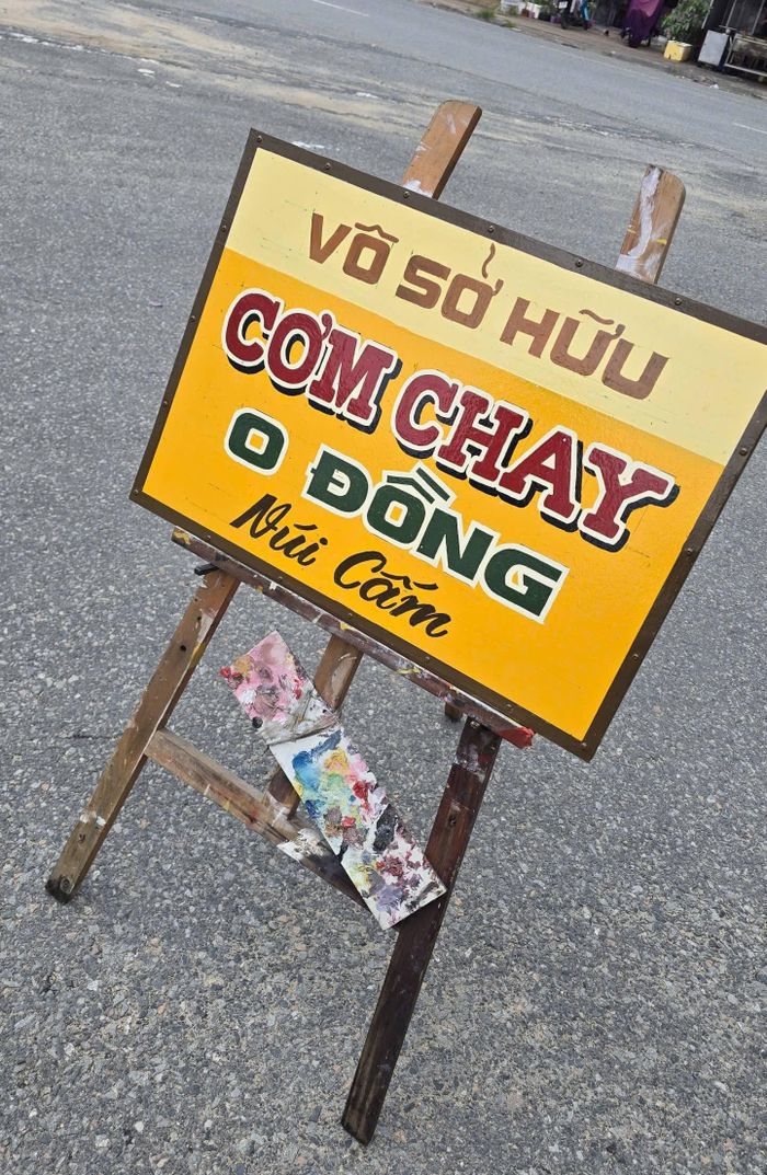 Các bảng hiệu vẽ tay của tiệm nhà Ý Dĩ.