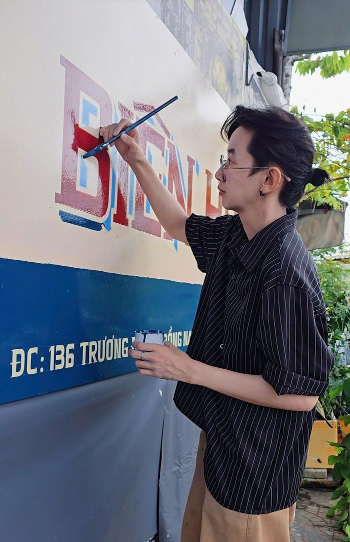 Ý Dĩ về quê, cùng cha bắt đầu vẽ bảng hiệu trở lại.