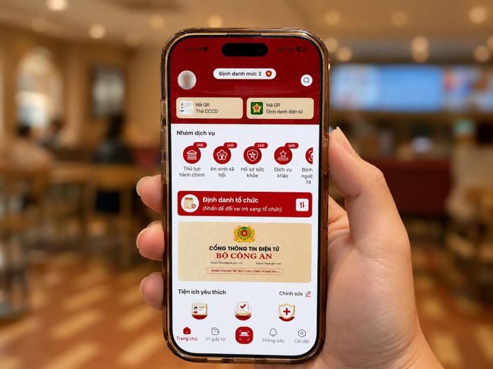  Công dân hoàn thành việc tích hợp 5 nhóm thông tin trên VNeID và đáp ứng điều kiện của từng thủ tục sẽ được hưởng mức miễn, giảm tương ứng. Ảnh: Quang Nam.
