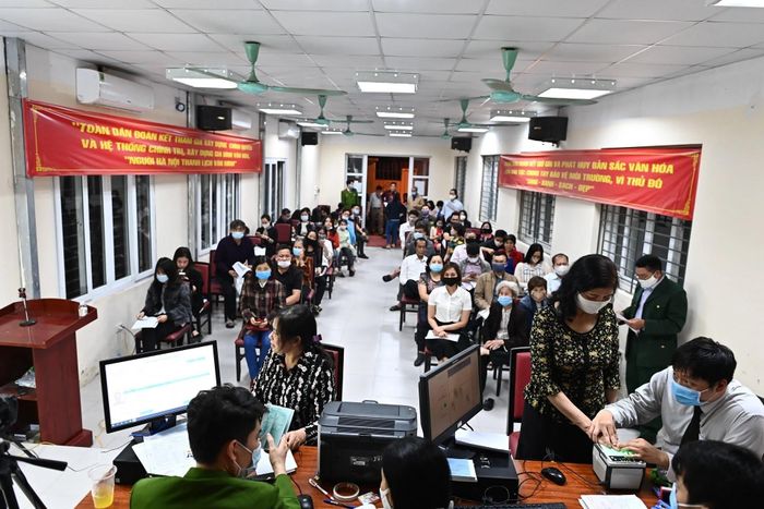  Người dân đủ điều kiện còn có thể được miễn, giảm phí, lệ phí khi thực hiện trực tuyến một số thủ tục như cấp đổi, cấp lại thẻ căn cước và nhiều giấy tờ khác. Ảnh: Việt Linh.
