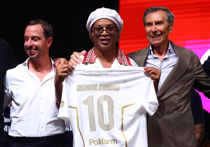  Ở tuổi 46, Ronaldinho khoác lại áo số 10 quen thuộc nhưng chưa ấn định thời điểm ra sân cho đội bóng Serie C. 