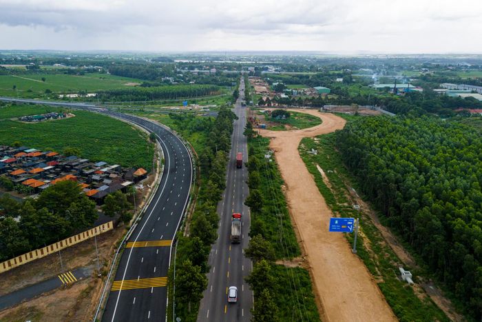 Trong ảnh là điểm đầu tại ngã tư Tóc Tiên - Châu Pha thuộc khu vực nút giao với cao tốc Biên Hòa - Vũng Tàu và ĐT992. Điểm cuối dự án tại cầu Châu Đức, giáp ranh giới với TP Đồng Nai.