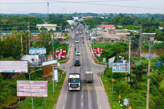 UBND TP.HCM cũng phê duyệt dự án thành phần 2-3 là xây dựng đường Vành đai 4 TP.HCM đoạn từ sông Sài Gòn đến kênh Thầy Cai, bao gồm cầu Phú Thuận qua sông Sài Gòn và cầu Thầy Cai qua kênh Thầy Cai.