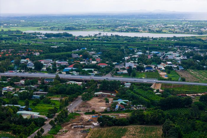 UBND TP.HCM giao UBND các xã, phường Châu Pha, Châu Đức và Tân Thành hướng dẫn, kiểm tra, giám sát các giải pháp bảo vệ môi trường của nhà đầu tư.