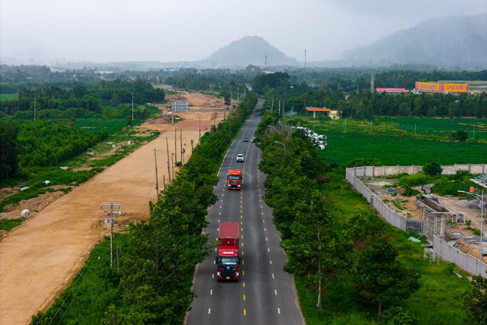 Cạnh đó là tuyến đường Hội Bài - Phước Tân (ĐT992) đang được mở rộng từ quy mô 16 m lên 72 m, trên chiều dài khoảng 8,8 km. Tuyến đường này sẽ kết nối cảng Cái Mép với Quốc lộ 51, Vành đai 4 TP.HCM, cao tốc Biên Hòa - Vũng Tàu.