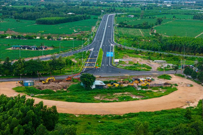 Nút giao đường Vành đai 4 TP.HCM với cao tốc Biên Hòa - Vũng Tàu đã được đắp đất, lu lèn và hình thành hướng tuyến.