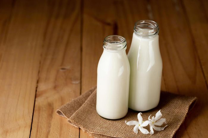  Sữa và đồ uống chứa sữa không nên để lâu trong bình giữ nhiệt, bởi cặn protein, chất béo và đường có thể tạo điều kiện cho vi sinh vật phát triển. Ảnh: Magnific. 