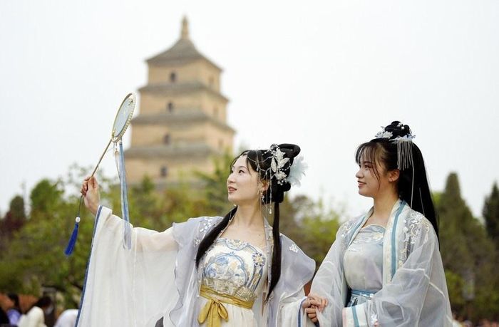 Du khách chụp ảnh gần chùa Đại Nhạn ở Tây An, tỉnh Thiểm Tây, Trung Quốc, ngày 18/4/2023. Ảnh: Liu Xiao/Xinhua.