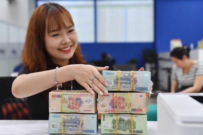  Gửi tiết kiệm đang trở nên hấp dẫn với người có tiền nhàn rỗi khi các ngân hàng tung ra nhiều chương trình cộng lãi suất. Ảnh: Nam Khánh. 