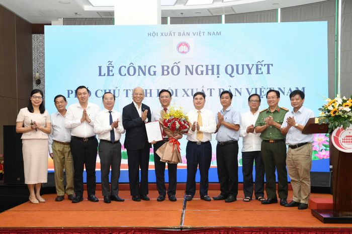 Các đại biểu chúc mừng ông Nguyễn Ngọc Hồi giữ chức Phó chủ tịch Hội Xuất bản Việt Nam.