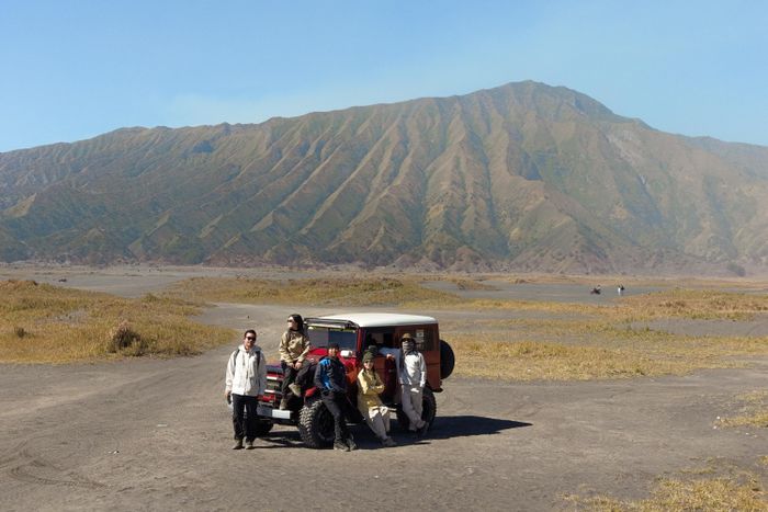 Nhóm chúng tôi chụp ảnh bên xe jeep tại sa mạc dưới chân núi lửa Bromo.