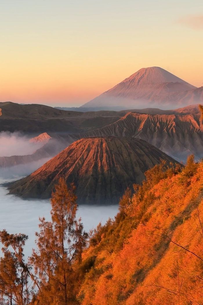 Núi lửa Bromo được ví như "hành tinh khác" với sắc đỏ cam phủ kín cảnh vật. 