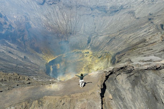  Miệng núi lửa Bromo vừa choáng ngợp vừa khiến tôi lo lắng.