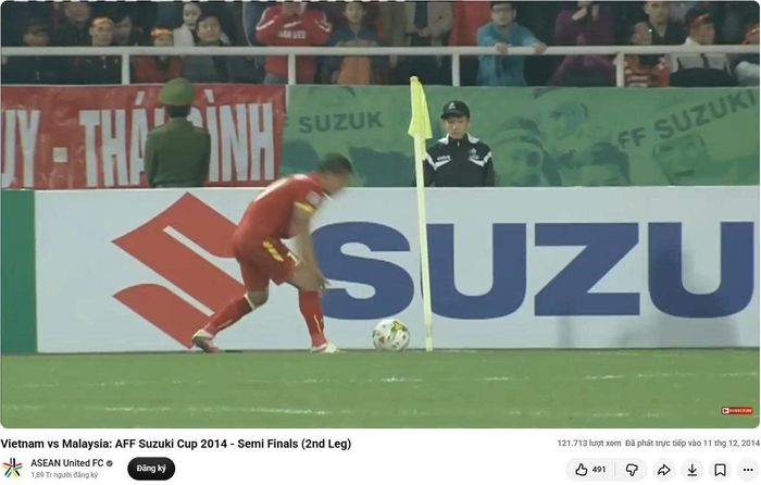Video trực tiếp trận đấu tuyển Việt Nam 2-4 Malaysia tại bán kết lượt về AFF Cup 2014 ngày 11/12/2014 trên trang chính thức của ban tổ chức. Hai Long (áo đen) khi ấy là cậu bé nhặt bóng.