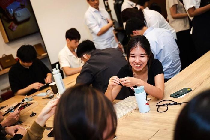  Chloe Wong (19 tuổi) cho biết mẹ cô đã khuyến khích cô mở tài khoản đầu tư khi cô tròn 18 tuổi. Ảnh: OCBC. 