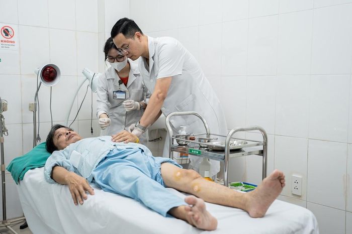  Bệnh nhân được cấy chỉ điều trị sau đột quỵ. Ảnh: Trần Hiền. 