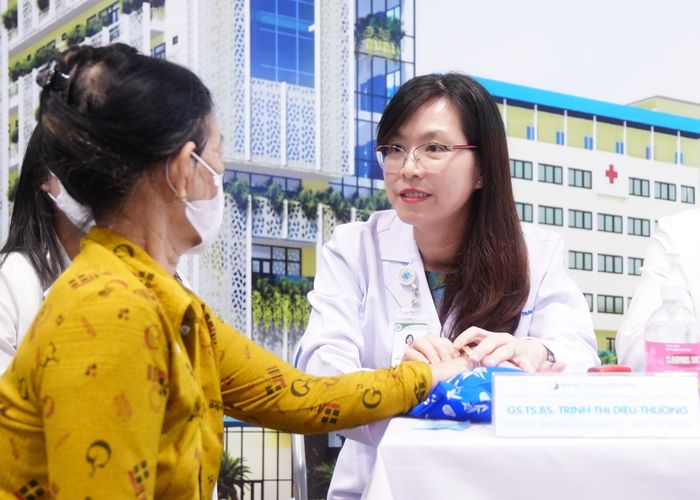  GS.TS.BS Trịnh Thị Diệu Thường, thăm khám cho bệnh nhân. Ảnh: NVCC. 