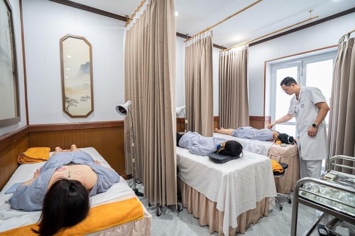 Bác sĩ khoa Y học cổ truyền, Bệnh viện Bạch Mai, điều trị cho bệnh nhân. Ảnh: Trần Hiền. 