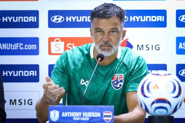 Ông Anthony Hudson đầy tự tin trong cuộc họp báo trên sân nhà trước chung kết lượt đi. Ảnh: Minh Chiến.