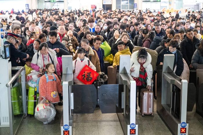  Hành khách làm thủ tục kiểm tra vé tại ga đường sắt Hankou ở Vũ Hán (tỉnh Hồ Bắc, Trung Quốc) hồi tháng 2. Ảnh: Xinhua. 