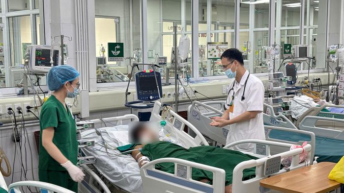 Bác sĩ thăm khám cho bệnh nhân. Ảnh: BVCC.