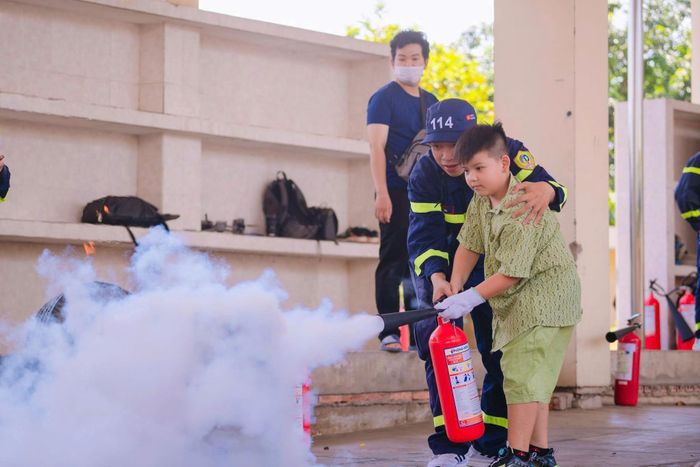 Công an TP.HCM hướng dẫn trẻ sử dụng bình cứu hỏa. Ảnh: Công an TP.HCM.