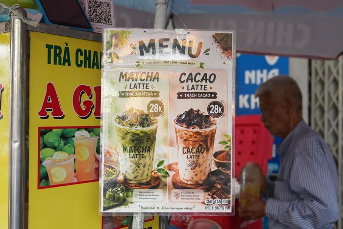  Hai món thức uống mới vừa được ông Linh thêm vào menu, ngày 21/8. 