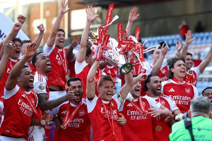  Arsenal bước vào Premier League 2026/27 với tư cách đương kim vô địch và được xem là ứng viên số một, nhưng chưa tạo ra cảm giác áp đảo như Man City dưới thời Pep Guardiola. 