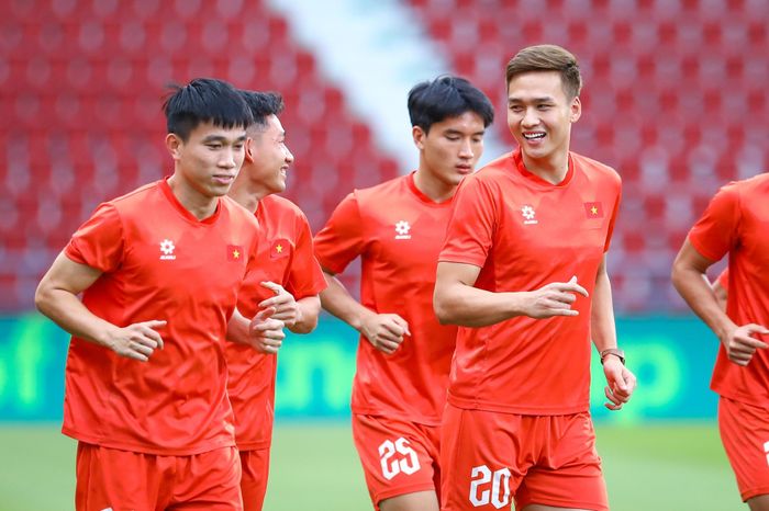 Không khí chung của toàn đội là vui vẻ, phấn khởi sau hai chiến thắng liên tiếp ở bán kết ASEAN Cup.