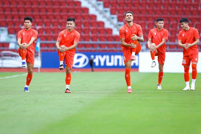 17h chiều nay (21/8), tuyển Việt Nam có buổi tập trên sân thi đấu Rajamangala. Do mới di chuyển tới Thái Lan từ chiều qua (20/8) và trước đó cũng mới trải qua một ngày thi đấu căng thẳng, đội nghỉ tập hôm qua và chỉ bắt đầu tập luyện lại từ chiều nay.