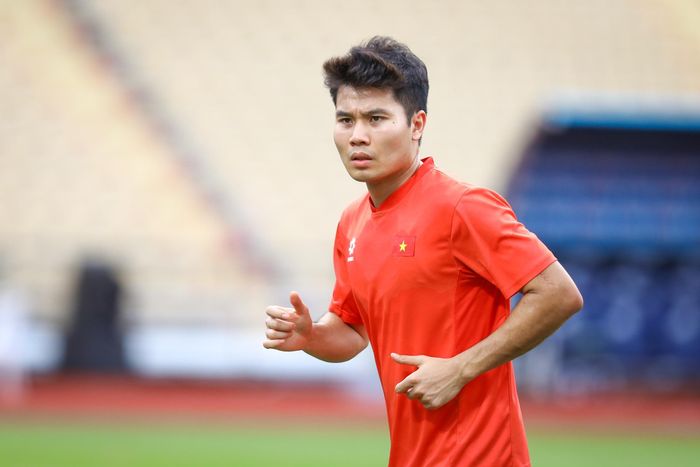 Chiều ngược lại, có những ngôi sao đã tìm được chỗ đứng mới ở ASEAN Cup lần này. Trương Tiến Anh của Thể Công - Viettel là một ví dụ. Chơi đơn giản, không màu mè nhưng Tiến Anh vẫn cho thấy sự hiệu quả và đang là hậu vệ phải số một của tuyển Việt Nam.