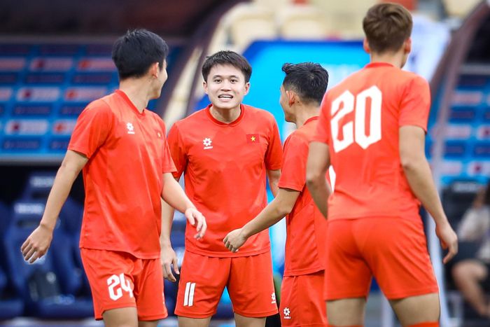 Tuyển Việt Nam khởi động nhẹ nhàng, tập các bài không bóng trước khi chuyển sang chơi với bóng. Giới truyền thông chỉ được tác nghiệp 15 phút trước khi đội tuyển chuyển sang tập kín. Nhu cầu giữ bí mật chiến thuật là rất lớn trước thềm chung kết lượt đi vào ngày mai.