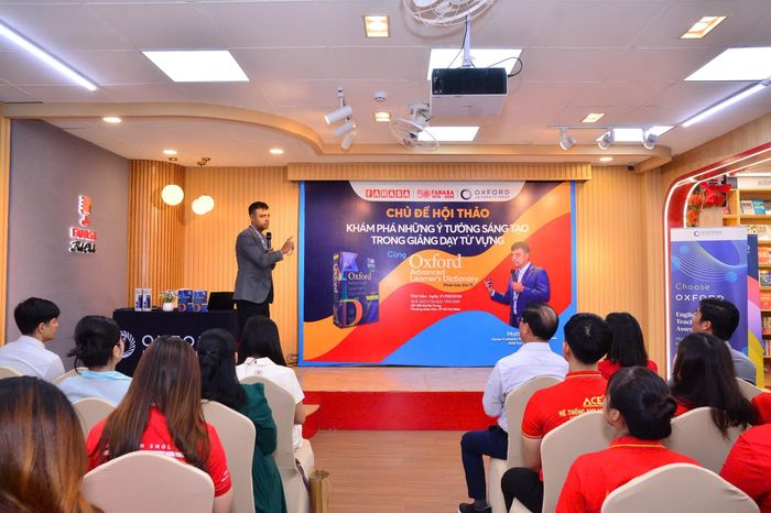 Ông Matt Blacker chia sẻ về những cập nhật trong phiên bản mới của từ điển. Ảnh: FAHASA.