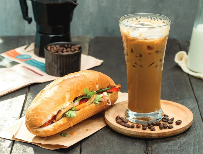Cà phê và bánh mì đã trở thành bữa sáng yêu thích của nhiều người. Ảnh minh họa: C.S.