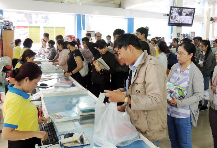 Phụ huynh mua SGK, dụng cụ học tập cho con em tại TP.HCM
