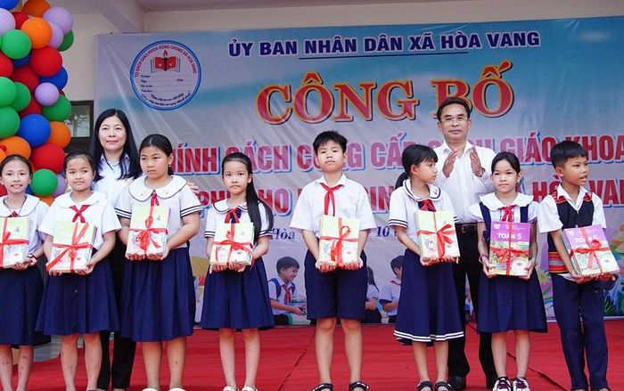 Phó Chủ tịch UBND TP. Đà Nẵng Trần Anh Tuấn và Giám đốc Sở GD&ĐT Lê Thị Bích Thuận trao sách cho học sinh xã Hòa Vang. Nguồn ảnh: Cổng TTĐT TP. Đà Nẵng
