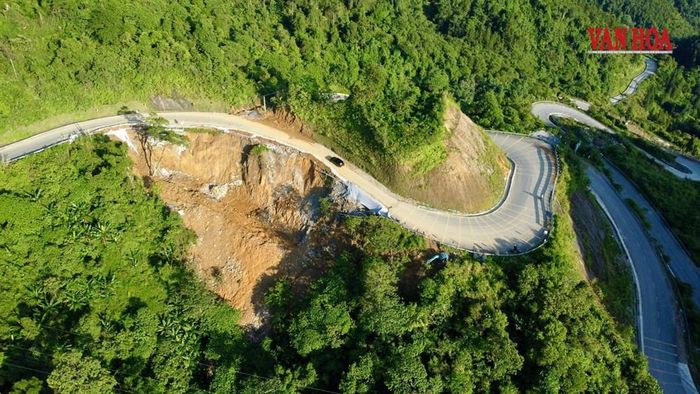 Trên cung đường đèo trên QL.4C nối vào khu du lịch Cao nguyên đá Đồng Văn đang tiến hành khắc phục sạt lở