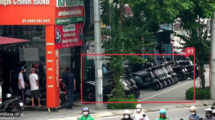Trước cửa số 72 Cầu Diễn (phường Phú Diễn) sử dụng trái phép vỉa hè để kinh doanh hàng hóa