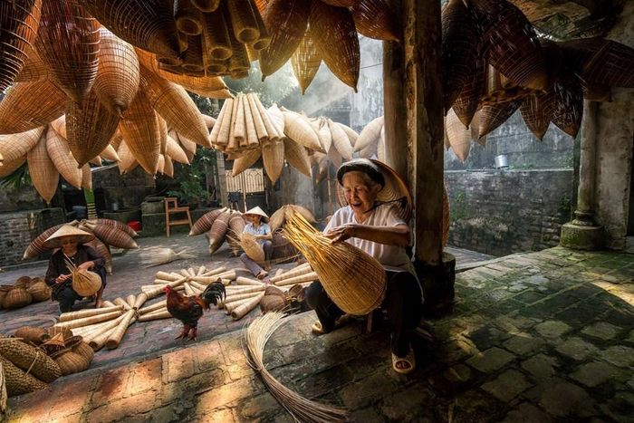 Nghề thủ công truyền thống là một trong những chất liệu quan trọng làm nên tác phẩm CNVH (ảnh minh họa). Ảnh: T.LINH