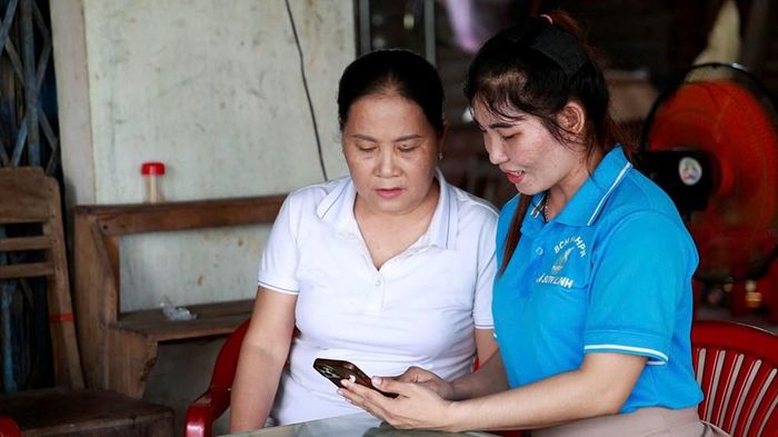 Tổ công nghệ số cộng đồng hướng dẫn chị em phụ nữ sử dụng điện thoại thông minh an toàn, hiệu quả