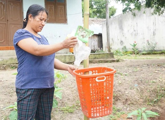 Gia đình chị Y Át xã Đăk Rve duy trì thói quen phân loại và xử lý rác ngay tại nhà