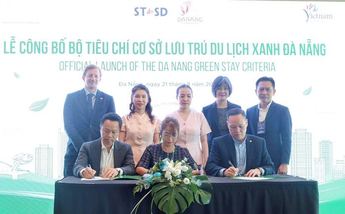 Đại diện Chi hội Khách sạn Đà Nẵng và các cơ sở lưu trú thuộc nhiều phân khúc ký cam kết đồng hành thực hiện, đưa các thực hành xanh vào hoạt động vận hành tại cơ sở lưu trú du lịch