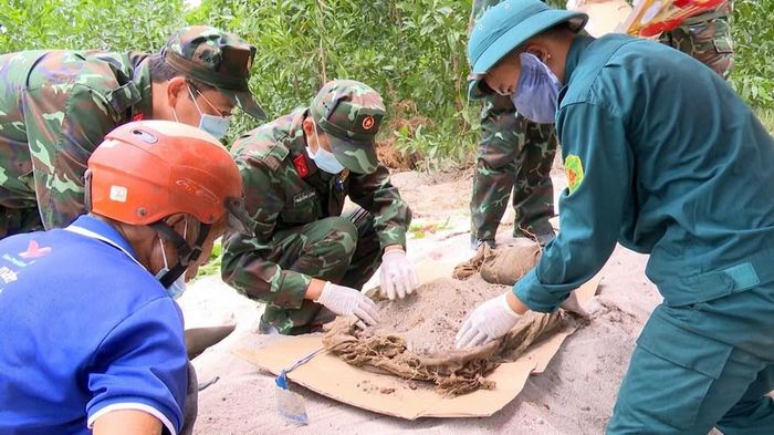 Lực lượng chức năng phát hiện và quy tập 1 hài cốt liệt sĩ ở xã Đăk Tờ Kan